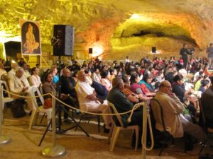 Tours in Jerusalem with Yishay Shavit - The Hindu pilgrims in Zedekiah Cave