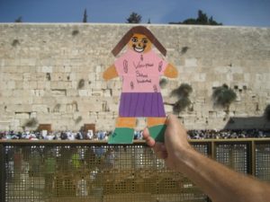 Tours in Jerusalem withe Yishay Shavit -Flat Stanley at the westren wall
