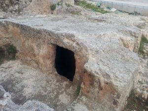 Tours in Jerusalem with Yishay Shavit - The burial cave at Katef Hinnom