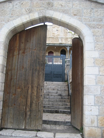 Tours in Jerusalem withe Yishay Shavit - Doors and windows - Mishkanot Sha'ananim