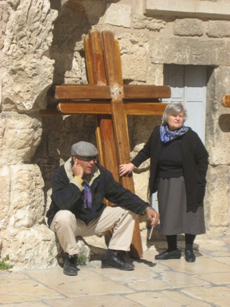 Tours in Jerusalem withe Yishay Shavit - with croses by The Church of the Holy Sepulchre