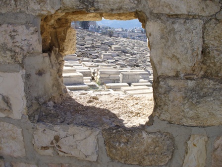 Tours in Jerusalem withe Yishay Shavit - Doors and windows - the Jewish cemetery on the mount of olives